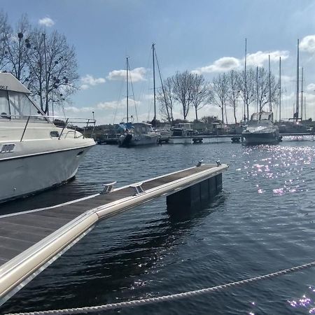 Hotel Nuit Insolite Sur L'Eau Au Port De Ouistreham Exterior foto