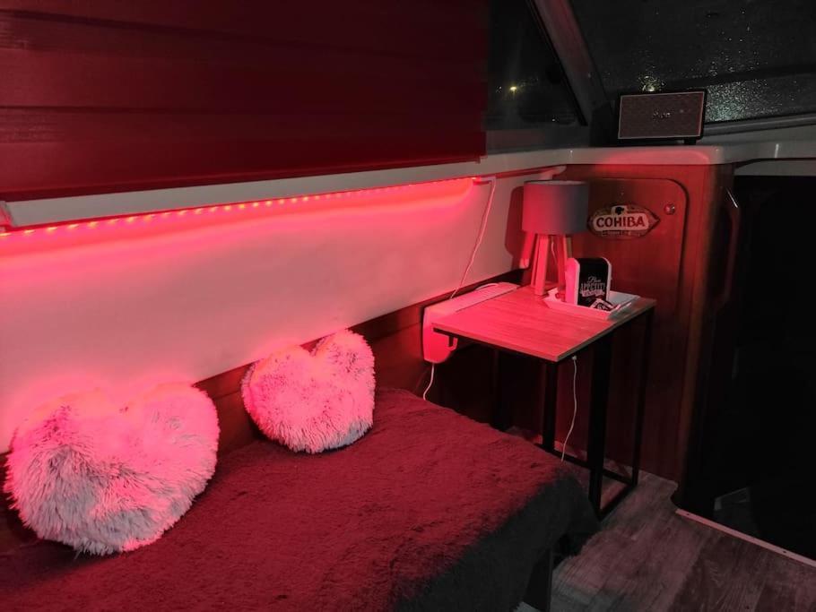 Hotel Nuit Insolite Sur L'Eau Au Port De Ouistreham Exterior foto