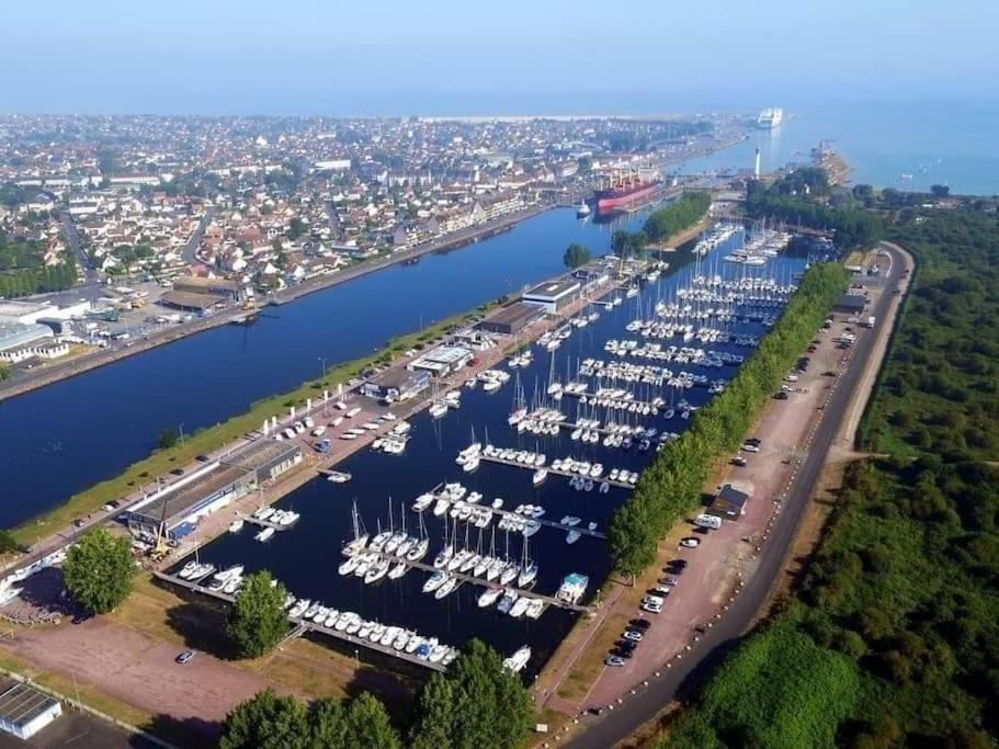 Hotel Nuit Insolite Sur L'Eau Au Port De Ouistreham Exterior foto