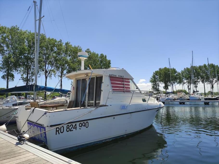 Hotel Nuit Insolite Sur L'Eau Au Port De Ouistreham Exterior foto