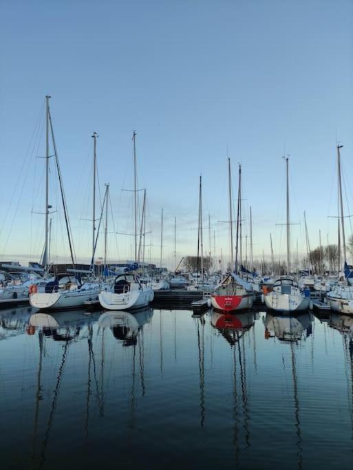 Hotel Nuit Insolite Sur L'Eau Au Port De Ouistreham Exterior foto